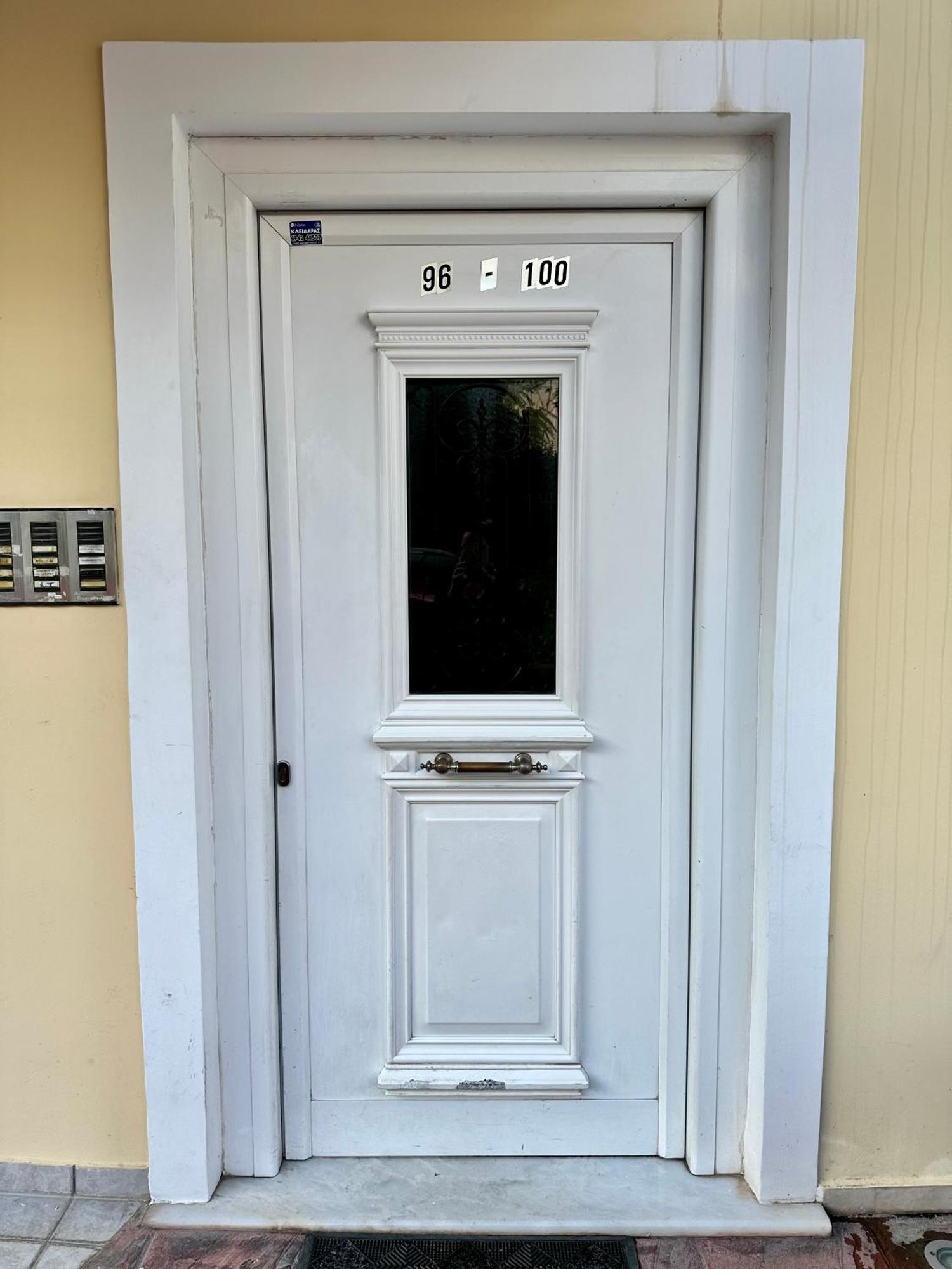 City Centre Apartment Патри Екстер'єр фото