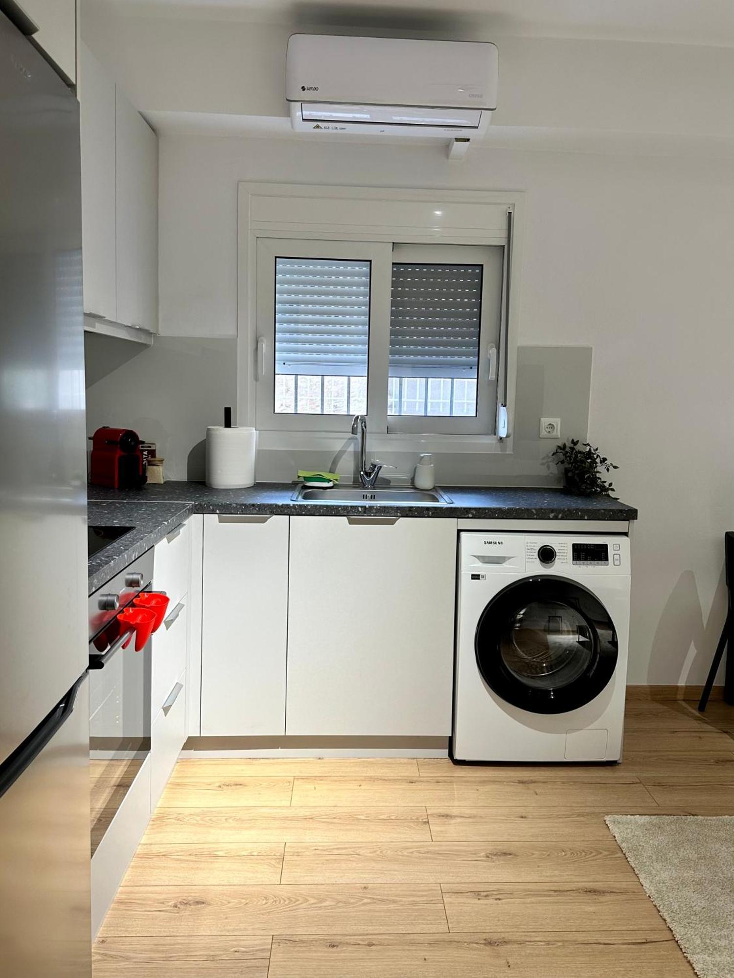 City Centre Apartment Патри Екстер'єр фото